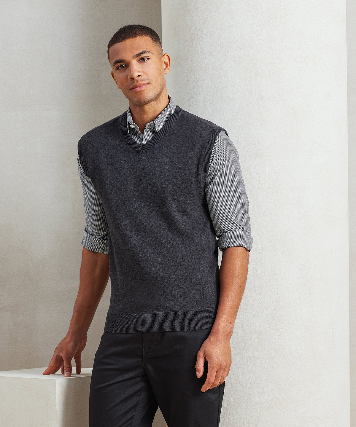 Sleeveless knitted sweater